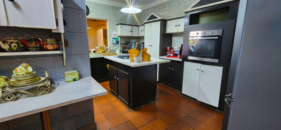 5 Bedroom Property for Sale in Kannoniers Park North West